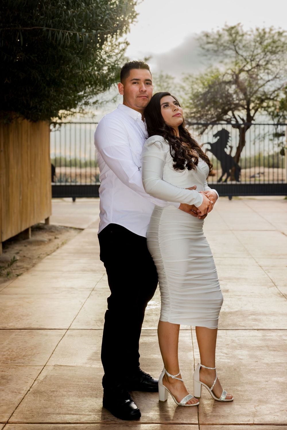 Sesión de Save the Date, couple embracing and smiling, mostrando la fecha de su boda.