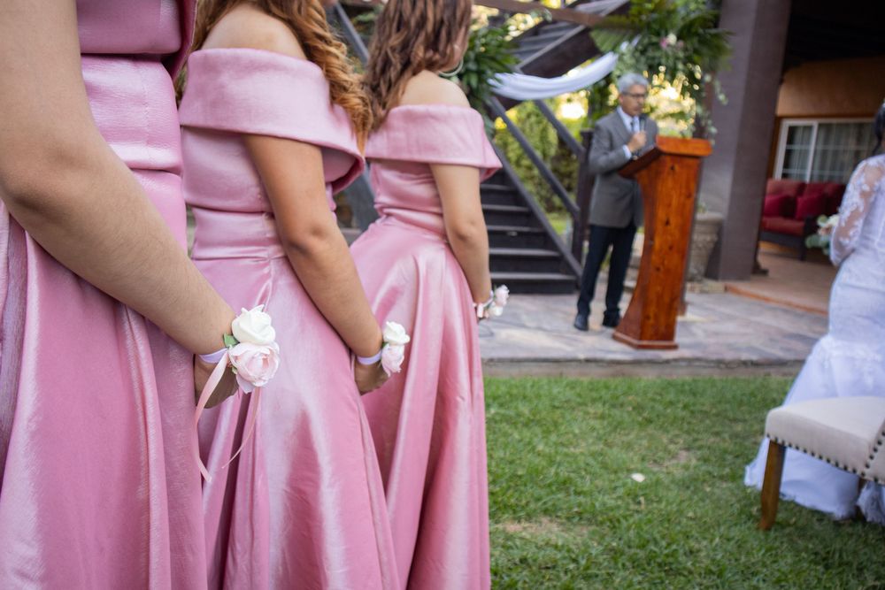 Pareja en sesión de Save the Date, holding sign with wedding date in a beautiful outdoor location bridesmaids damas de honor vestido salmon