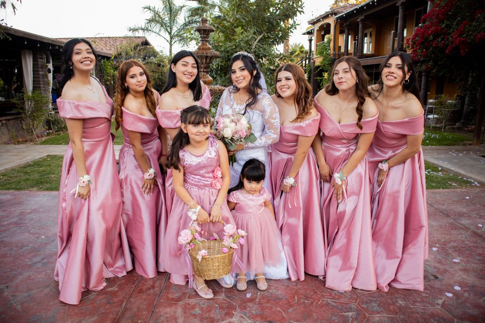 Pareja en sesión de Save the Date, holding sign with wedding date in a beautiful outdoor location bridesmaids damas de honor vestido salmon