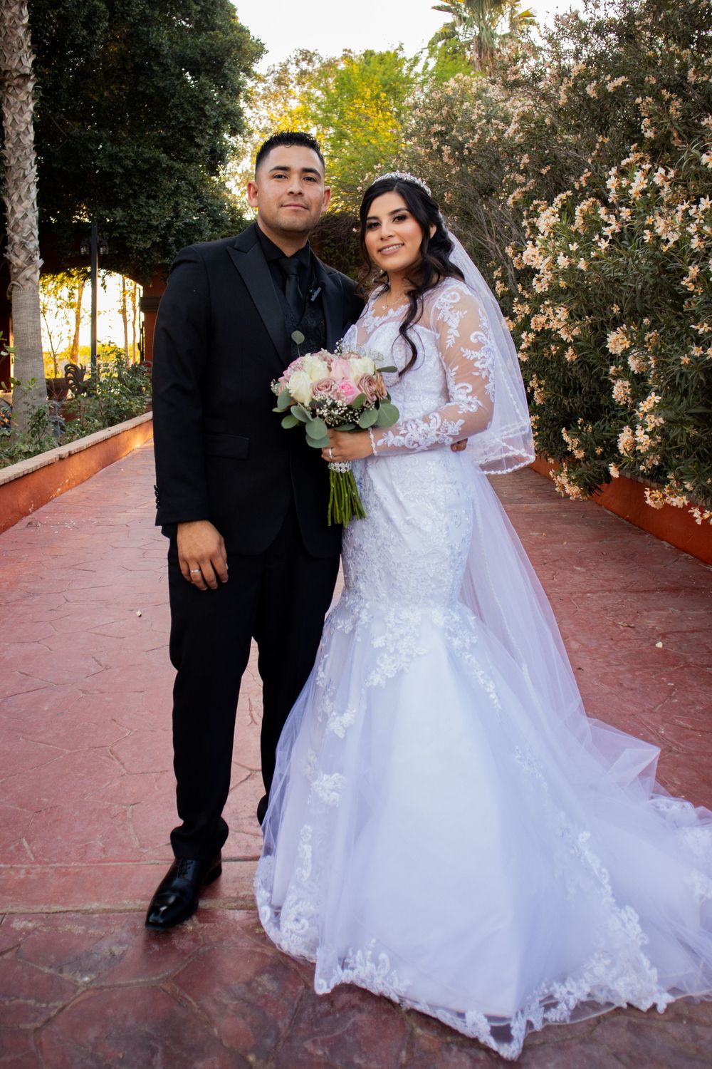 pareja de novios en su dia de boda con vestido blanco jovenes