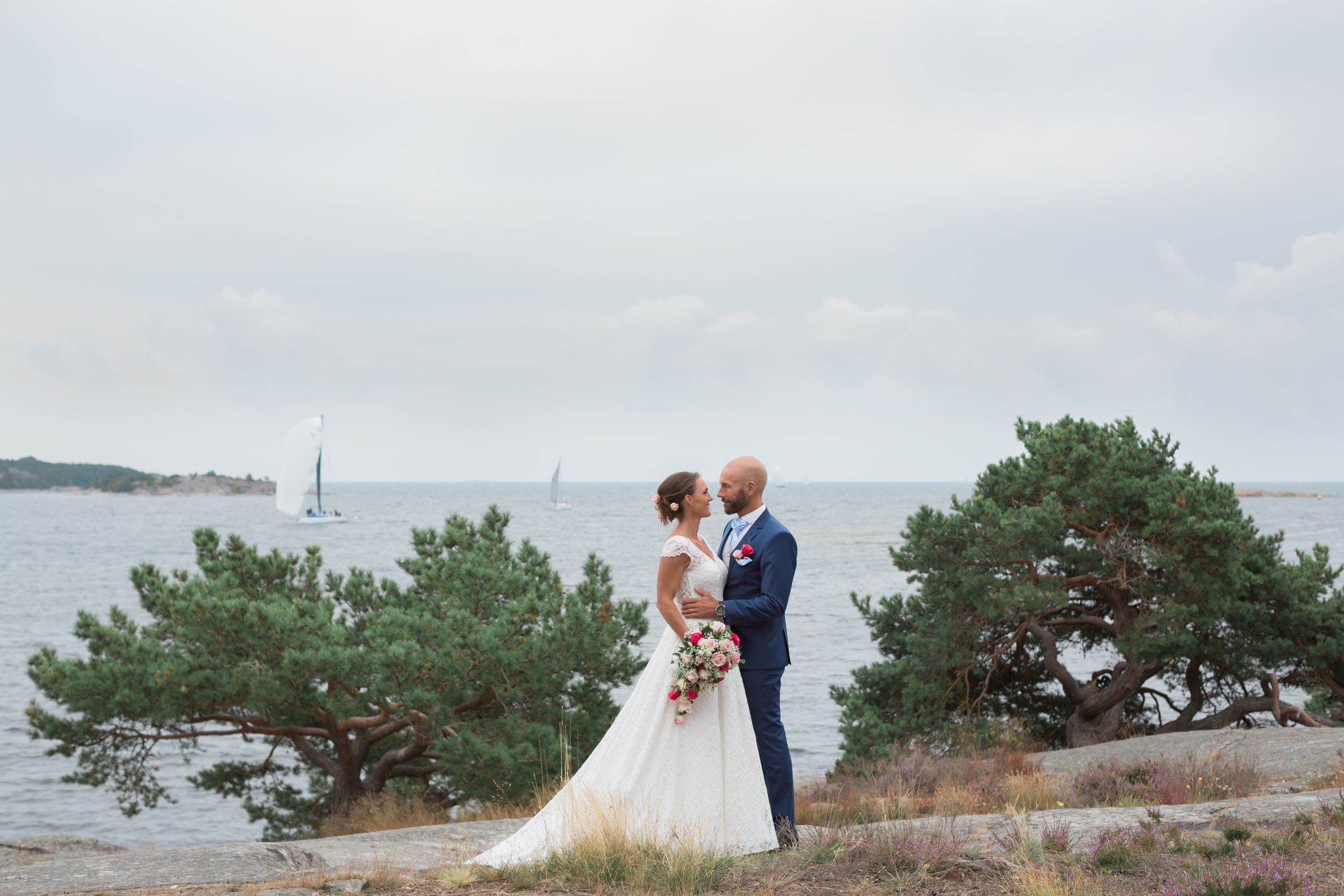brölloppåsandhsamn bröllop i skärgården stockholmsskärgård bröllopsfotograferingemeraldweddings bröllopsfotografiskärgården Sandhamn