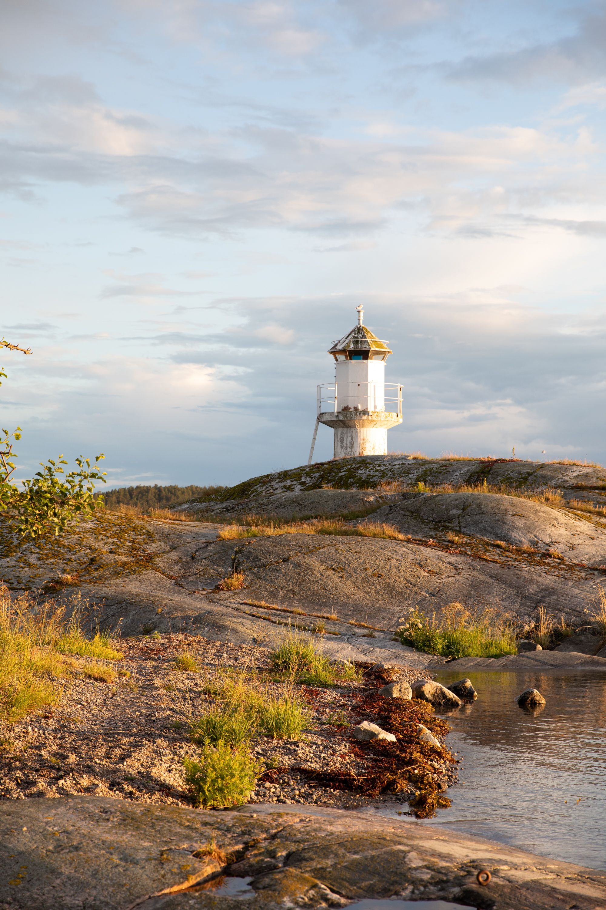 Skärgårdsbild med fyr bröllopslokal DalaröSkans Dalaröbröllop Dalarö fotograferingDalarö