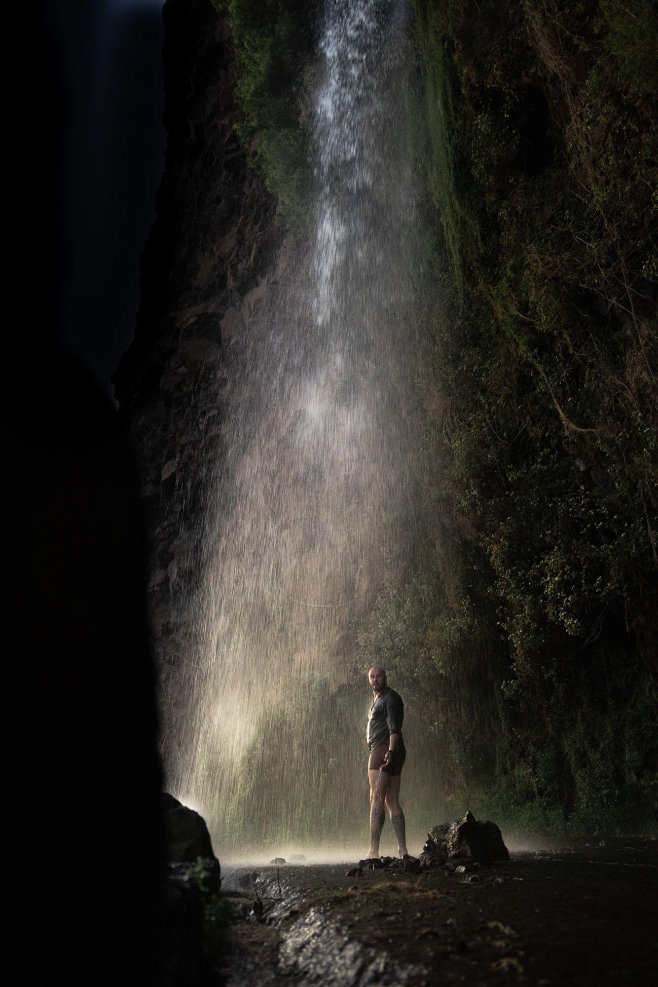 Cascata do anjos à Madère avec une homme qui prend un douche en dessous