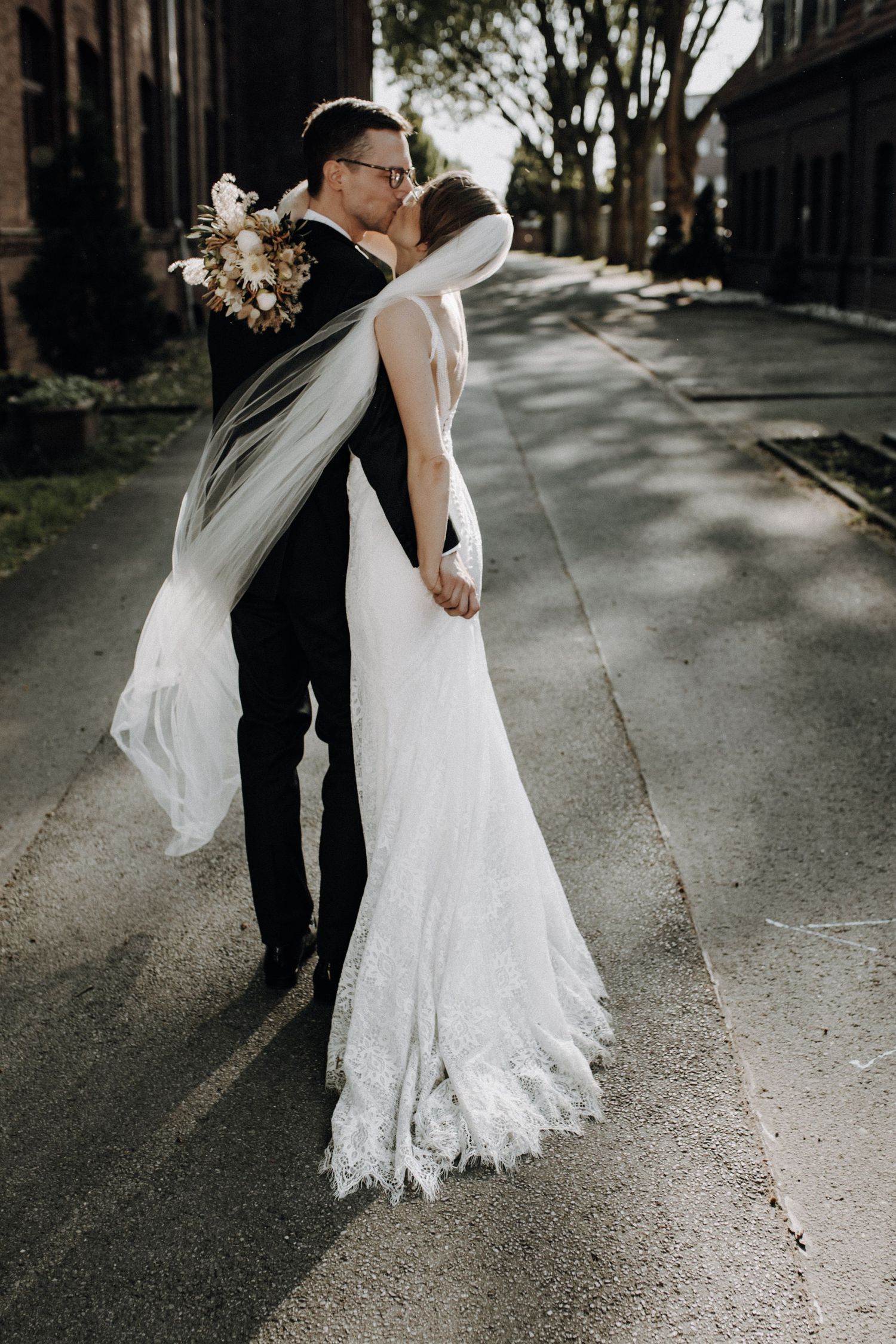 Emotionale Hochzeitsfotografie im Lokschuppen Bottrop – professionell gesetztes Licht trifft auf echte Momente in industrieller Kulisse mit