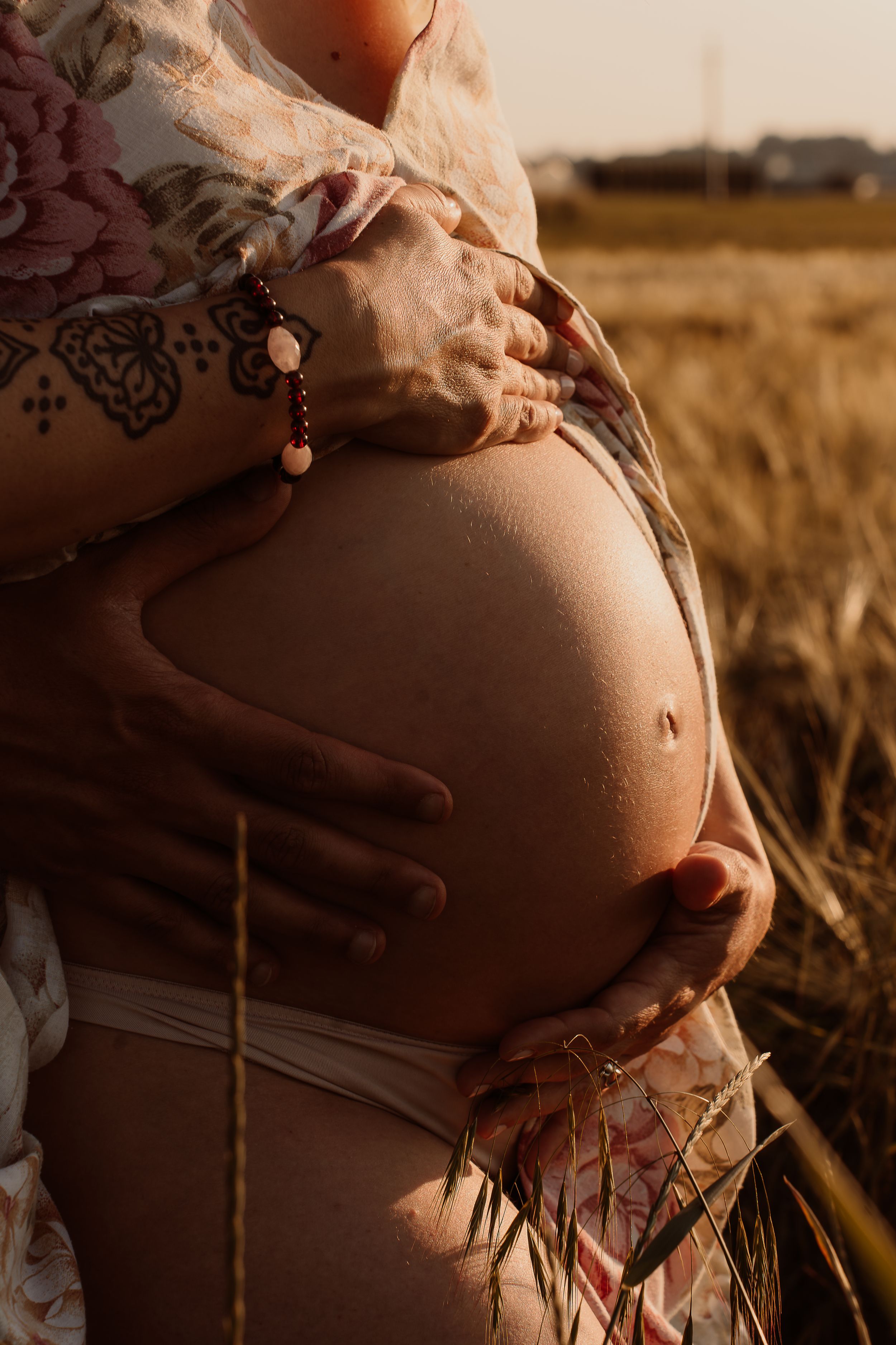 Servizio fotografico maternità a Cogliate  
 Ritratti delicati e intimi per future mamme. Sessioni in studio, a domicilio o al tramontov