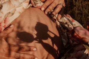 Servizio fotografico maternità a Cogliate  
 Ritratti delicati e intimi per future mamme. Sessioni in studio, a domicilio o al tramonto