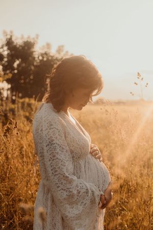 Servizio fotografico maternità a Cogliate  
 Ritratti delicati e intimi per future mamme. Sessioni in studio, a domicilio o al tramonto