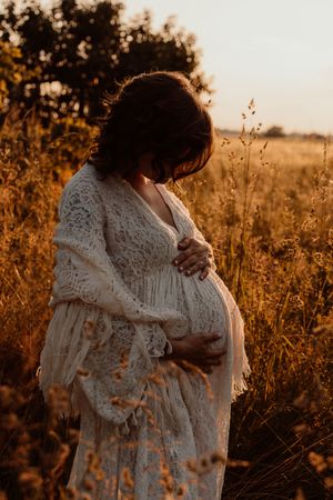 Servizio fotografico maternità a Cogliate  
 Ritratti delicati e intimi per future mamme. Sessioni in studio, a domicilio o al tramonto