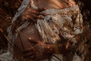 Servizio fotografico maternità a Cogliate  
 Ritratti delicati e intimi per future mamme. Sessioni in studio, a domicilio o al tramonto