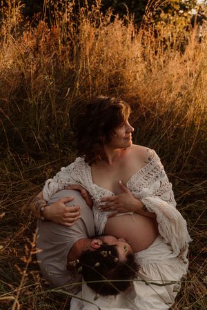 Servizio fotografico maternità a Cogliate  
 Ritratti delicati e intimi per future mamme. Sessioni in studio, a domicilio o al tramonto