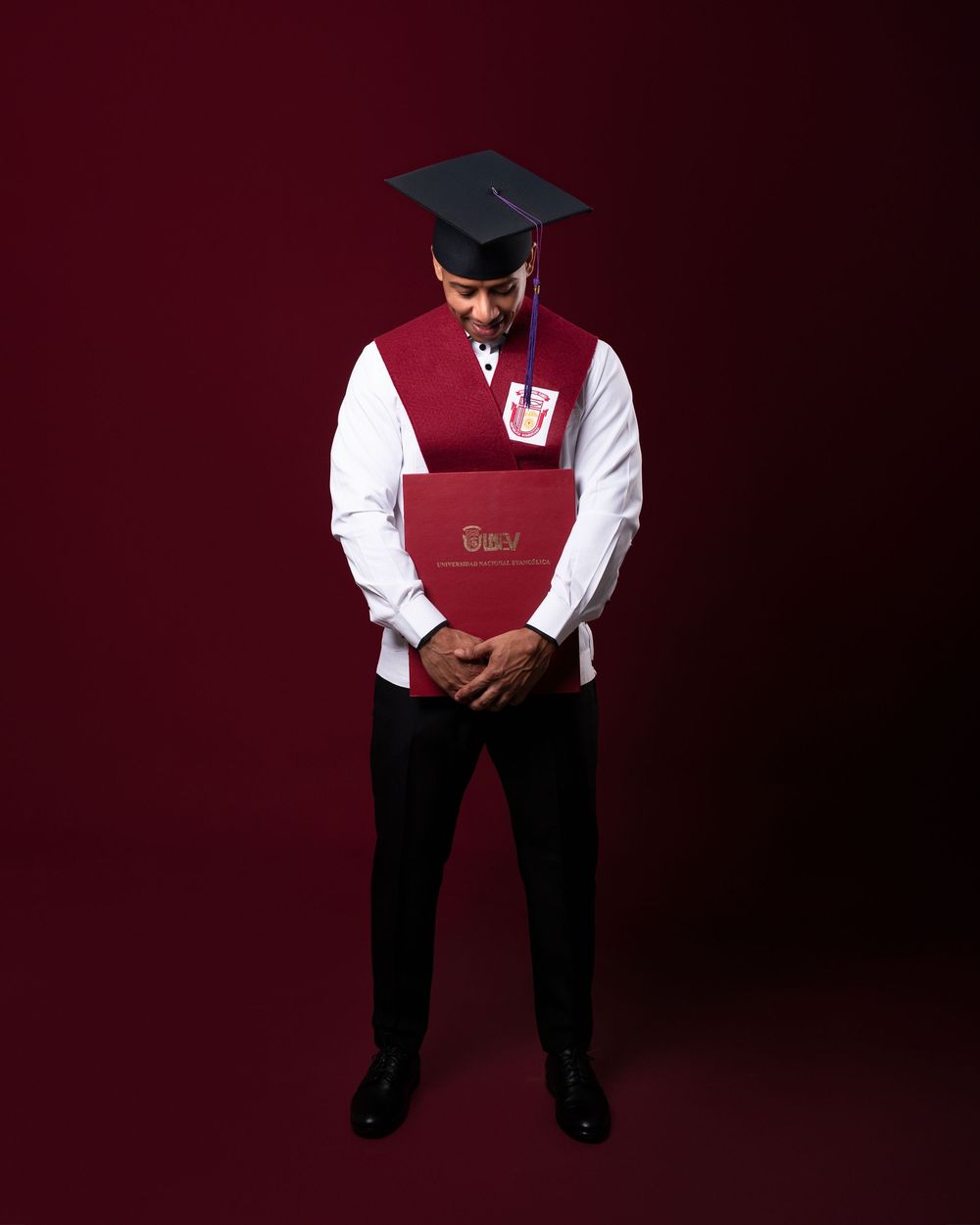 Sesión fotográfica de graduación UNEFT , fotos profesionales y creativas en estudio o exteriores en República Dominicana.