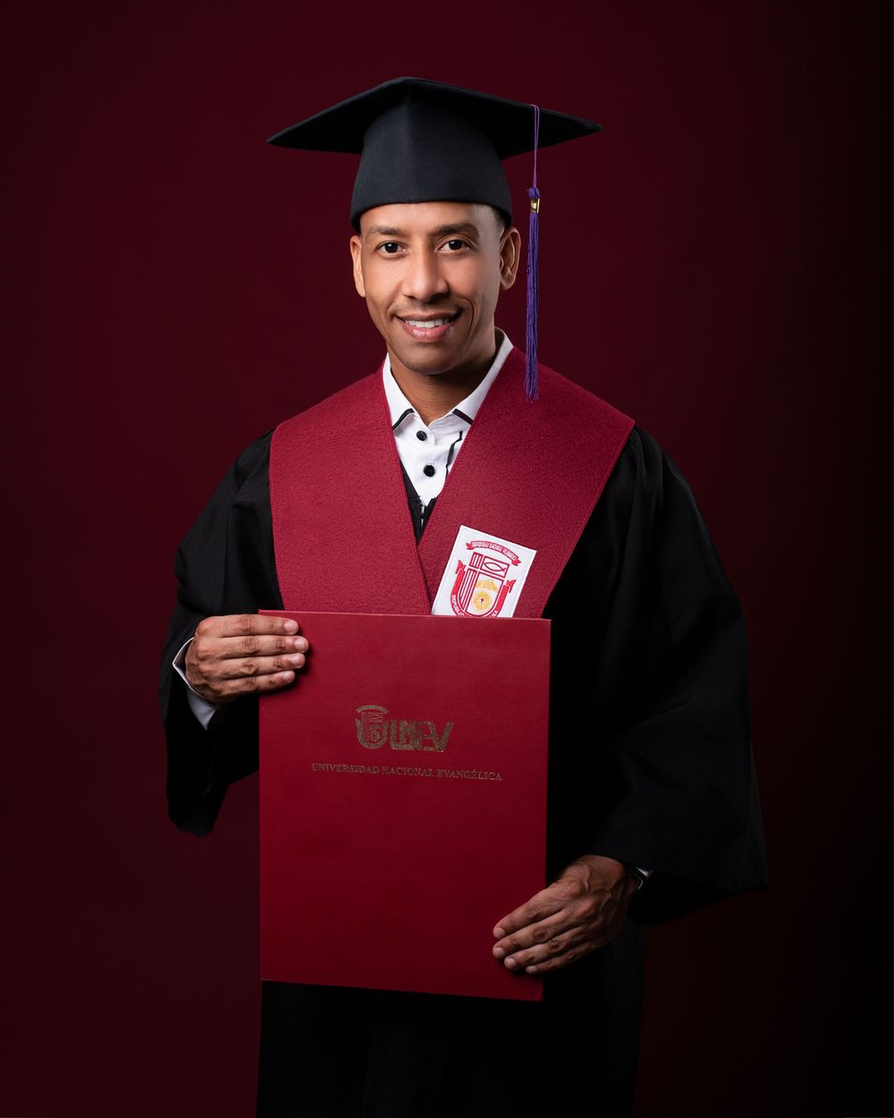 Sesión fotográfica de graduación UNEFT , fotos profesionales y creativas en estudio o exteriores en República Dominicana.