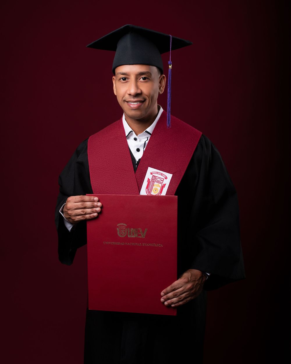 Sesión fotográfica de graduación UNEFT , fotos profesionales y creativas en estudio o exteriores en República Dominicana.