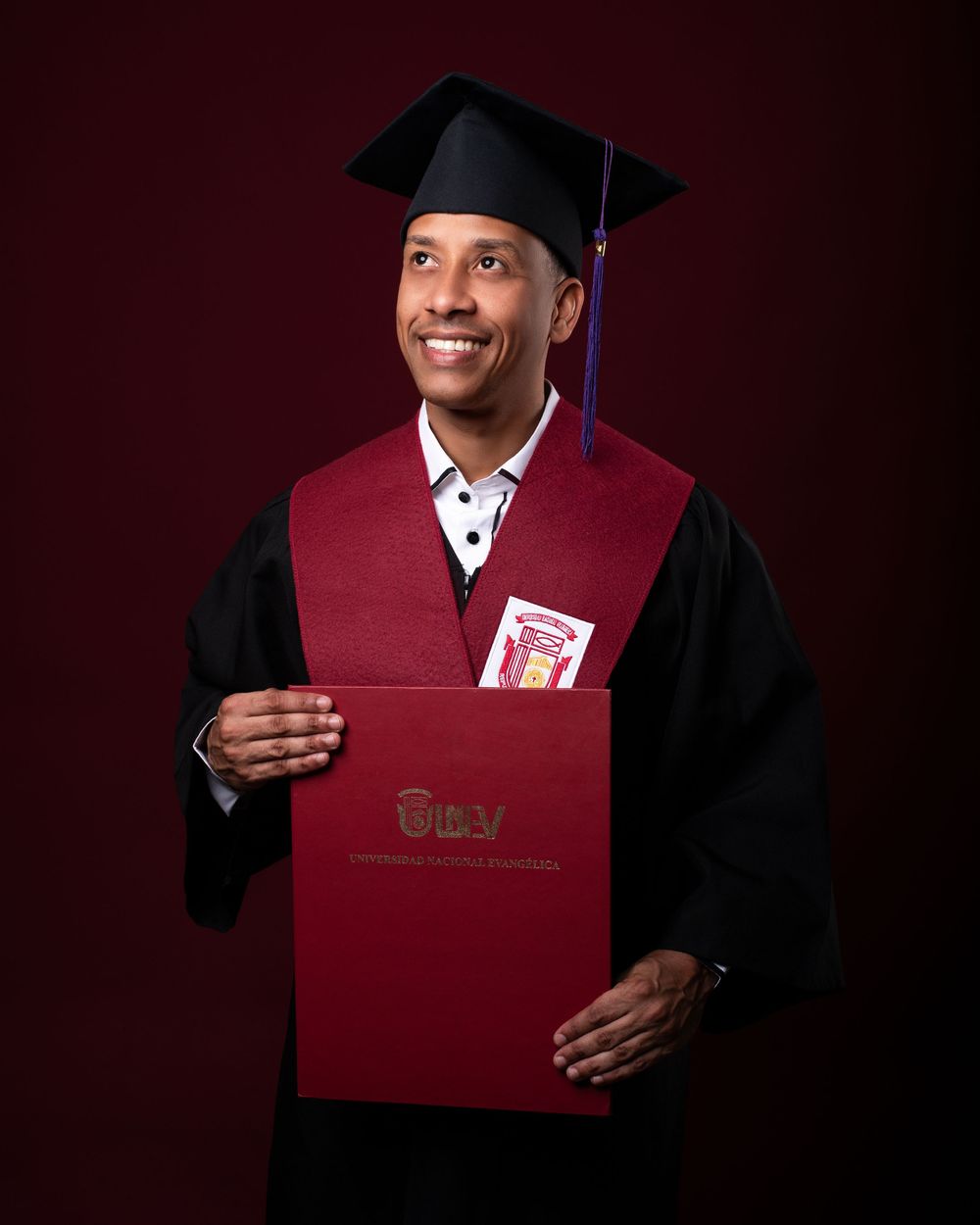 Sesión fotográfica de graduación UNEFT , fotos profesionales y creativas en estudio o exteriores en República Dominicana.
