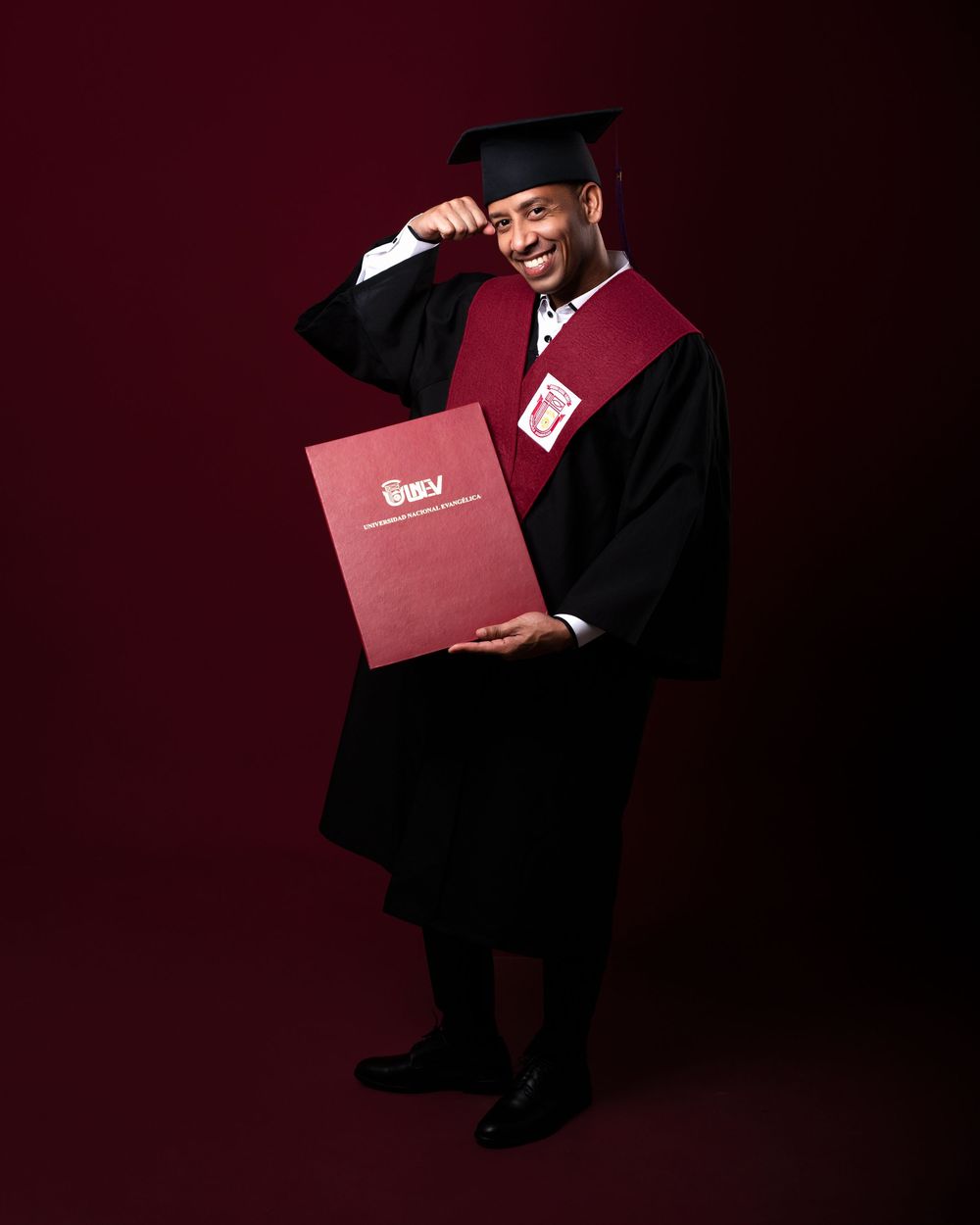 Sesión fotográfica de graduación UNEFT , fotos profesionales y creativas en estudio o exteriores en República Dominicana.