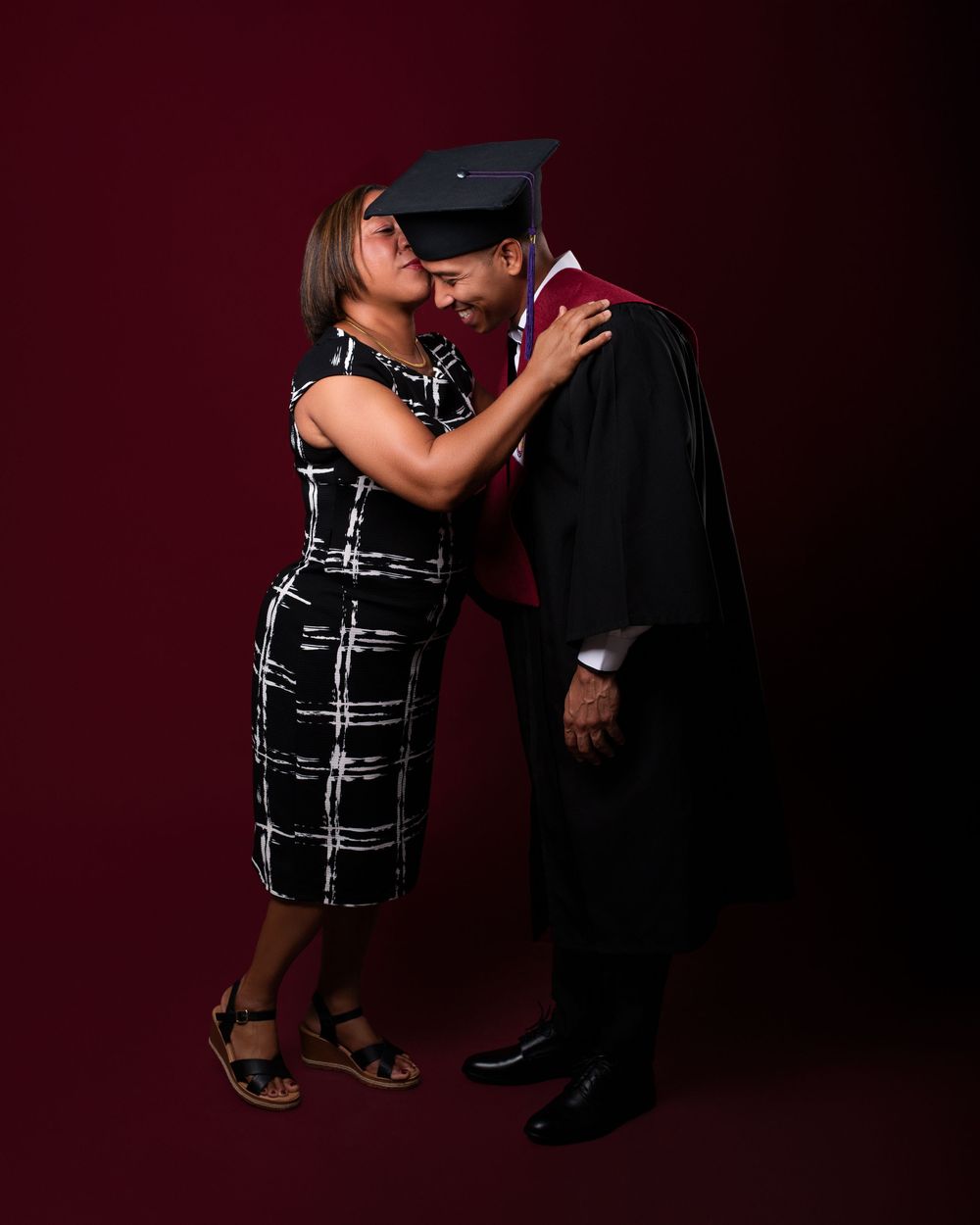 Sesión fotográfica de graduación UNEFT , fotos profesionales y creativas en estudio o exteriores en República Dominicana.