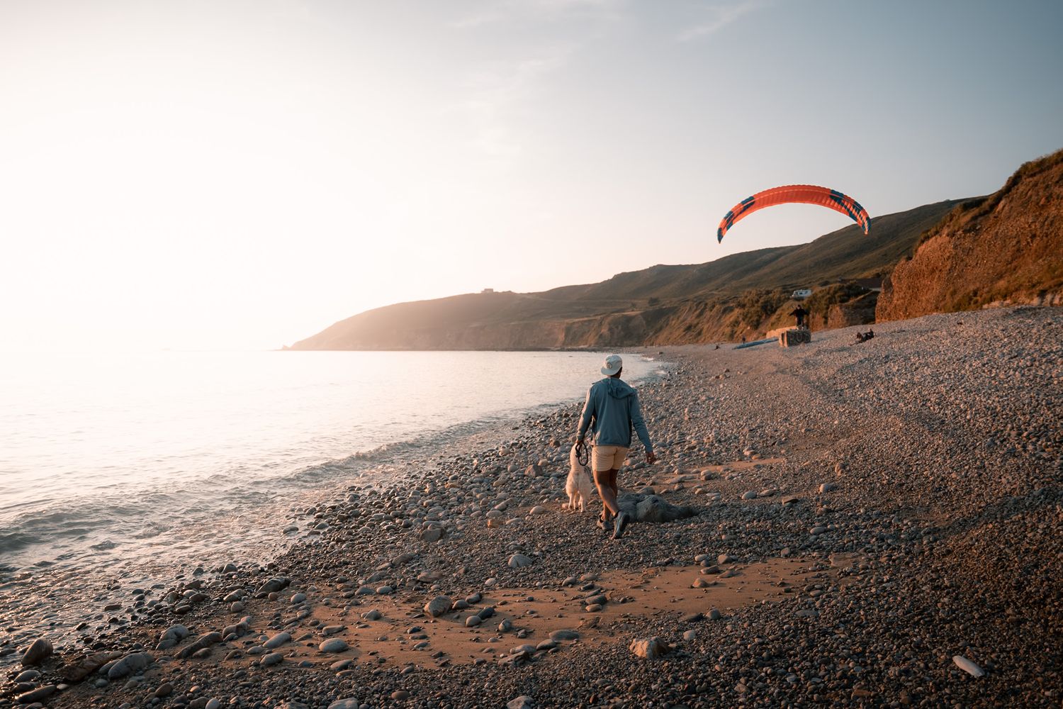 Coucher de soleil à la baie d'Ecalgrain avec un parapente dans le département de la Manche en Normandie - Cotentin.