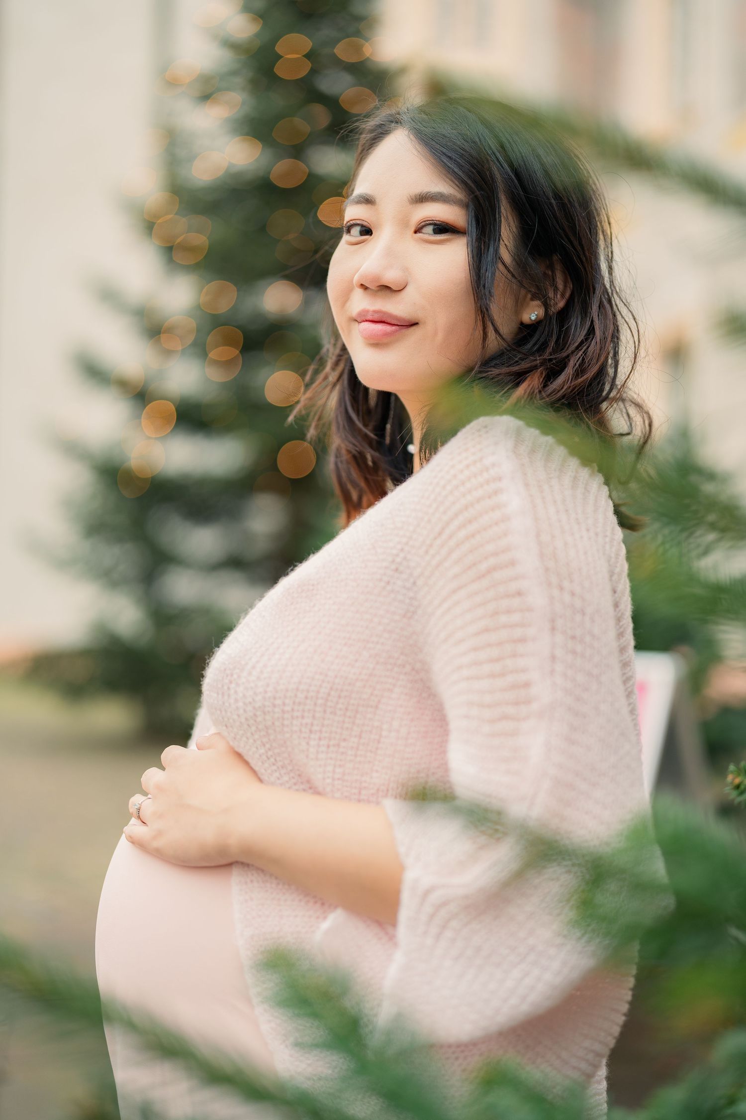Frau im orangefarbenen Kleid beim Babybauch-Fotoshooting am Marktplatz in Ettlingen