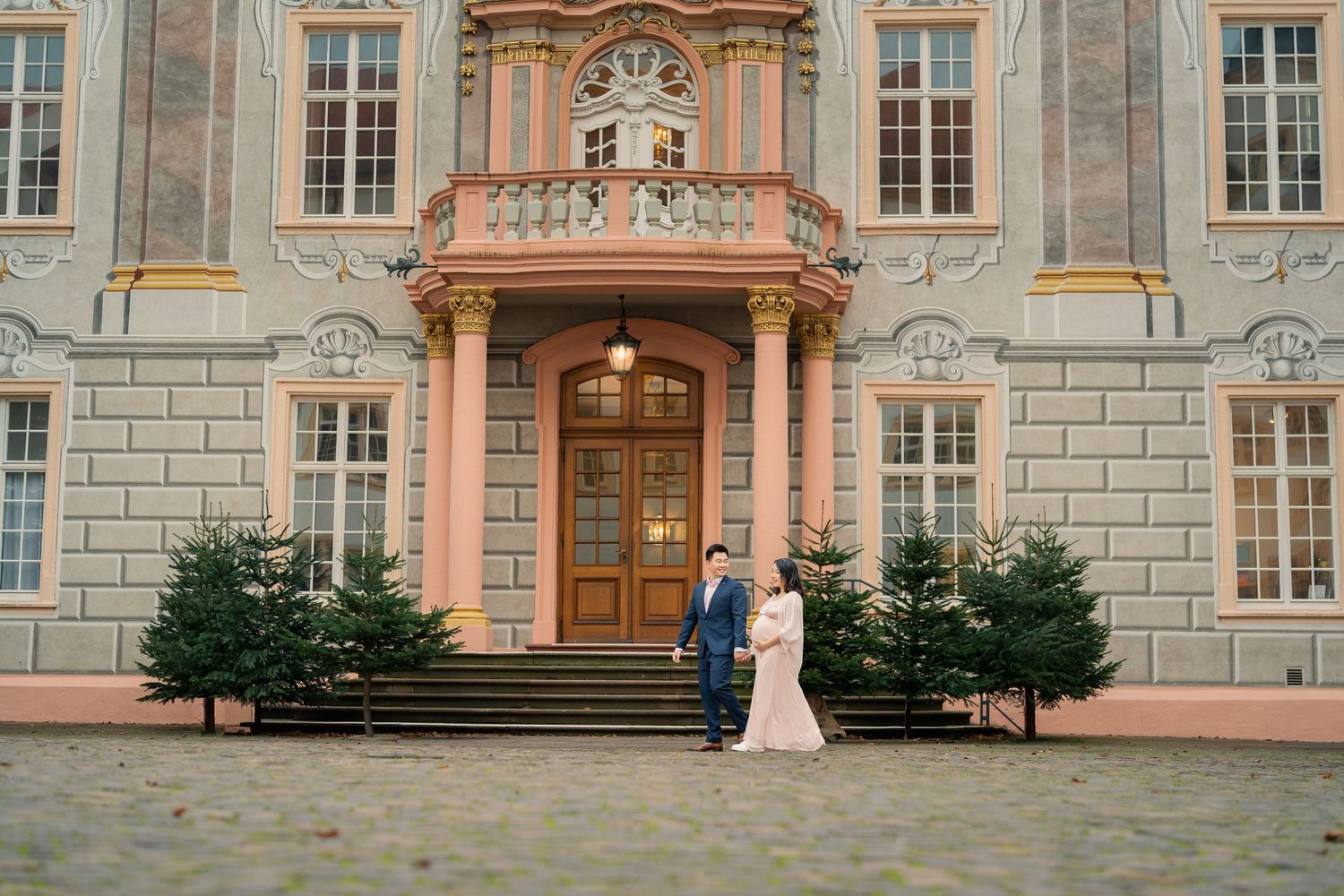 Schwangere Frau mit ihrem Ehemann vor dem Schloss Ettlingen