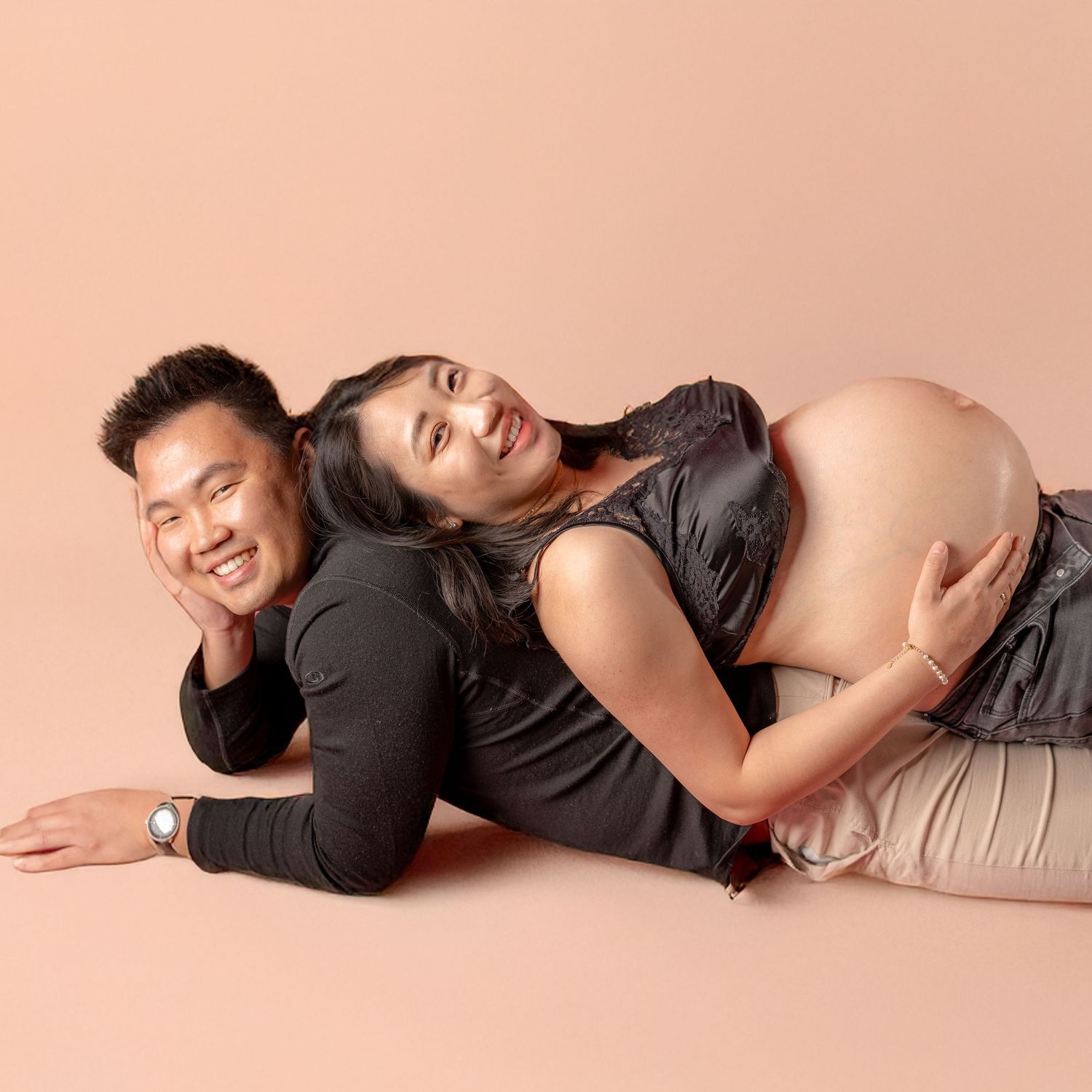 Kreatives Babybauch-Fotoshooting eines Paares im Pose and Say Cheese Studio, Ettlingen