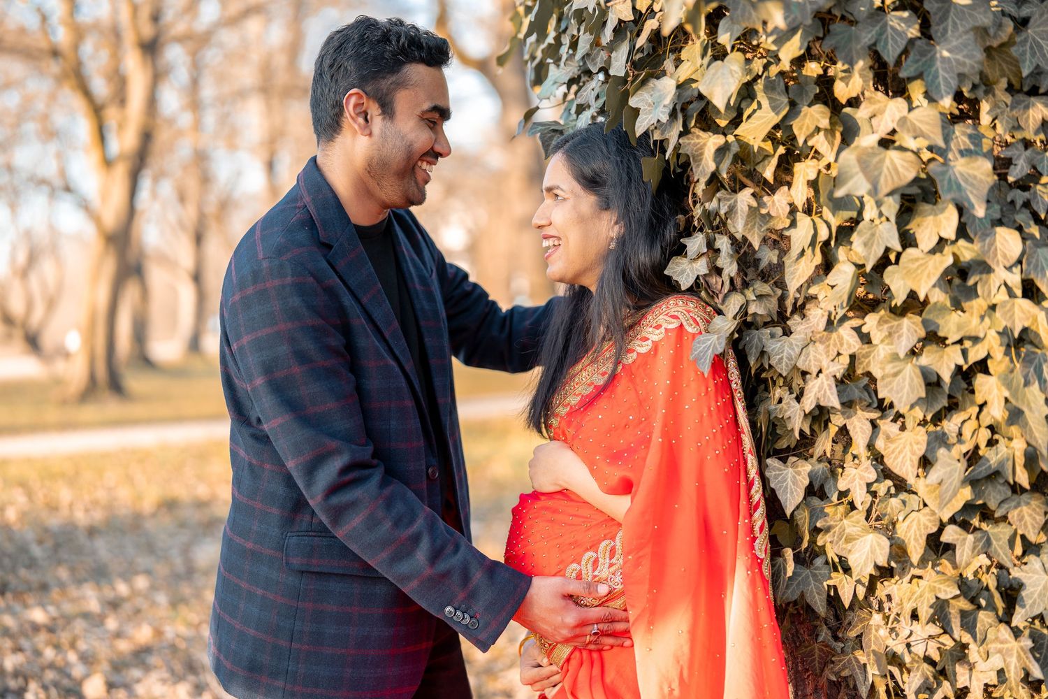 Baby-bauch fotoshooting in Mannheim in indian ethnic wear