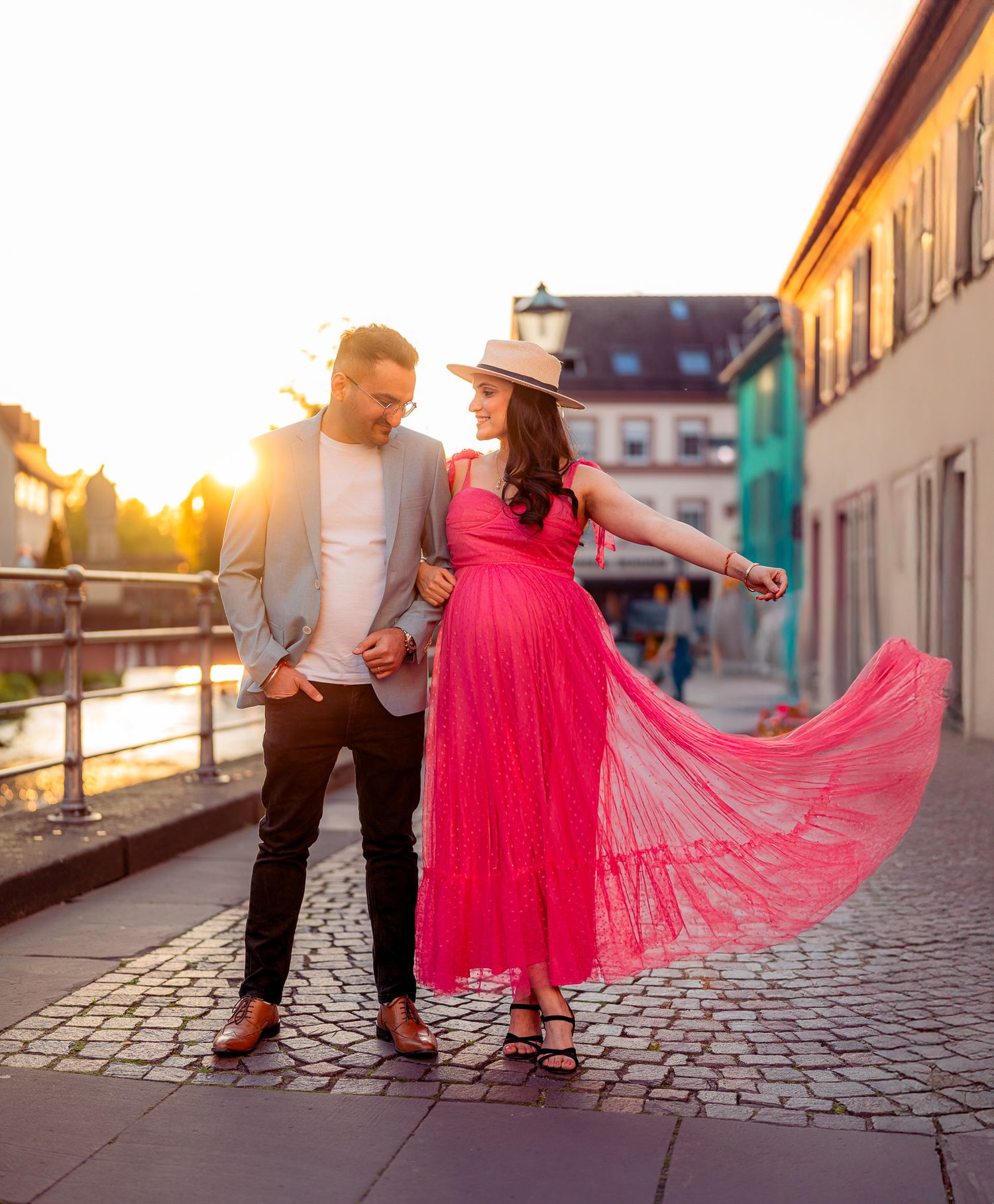 Paar genießt liebevolles Babybauch-Shooting im Rosengarten Ettlingen – authentische Outdoor-Fotografie in Karlsruhe Umgebung.