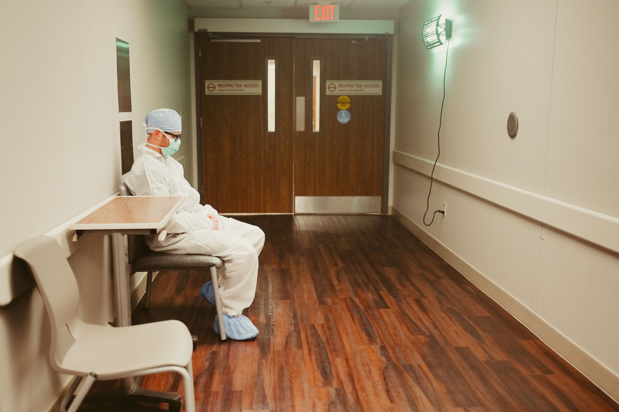 Anxious dad to be waits in hallway at St. Thomas in Nashville, captured by birth photographer Disney Magic Photography.