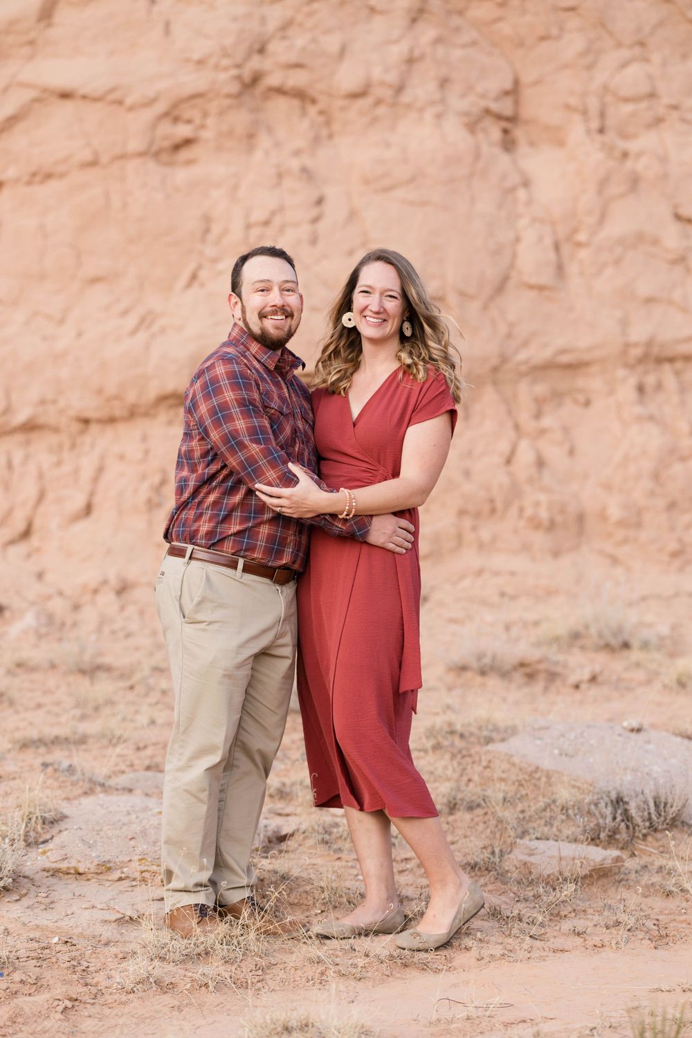 Couples portraits against red rocks.
