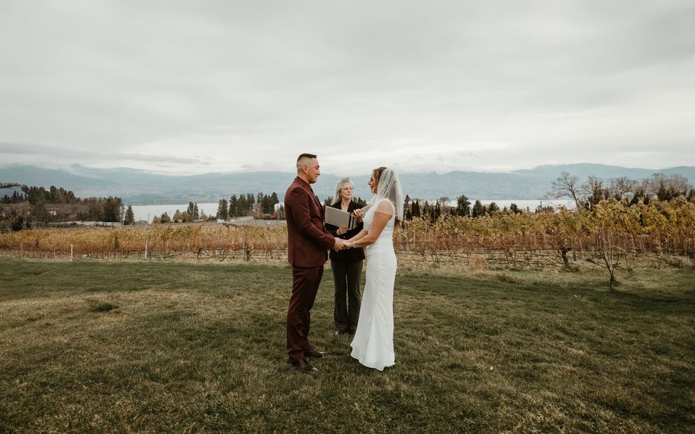 elopement ceremony in okanagan bc lakeside photographed by bc wedding photographer