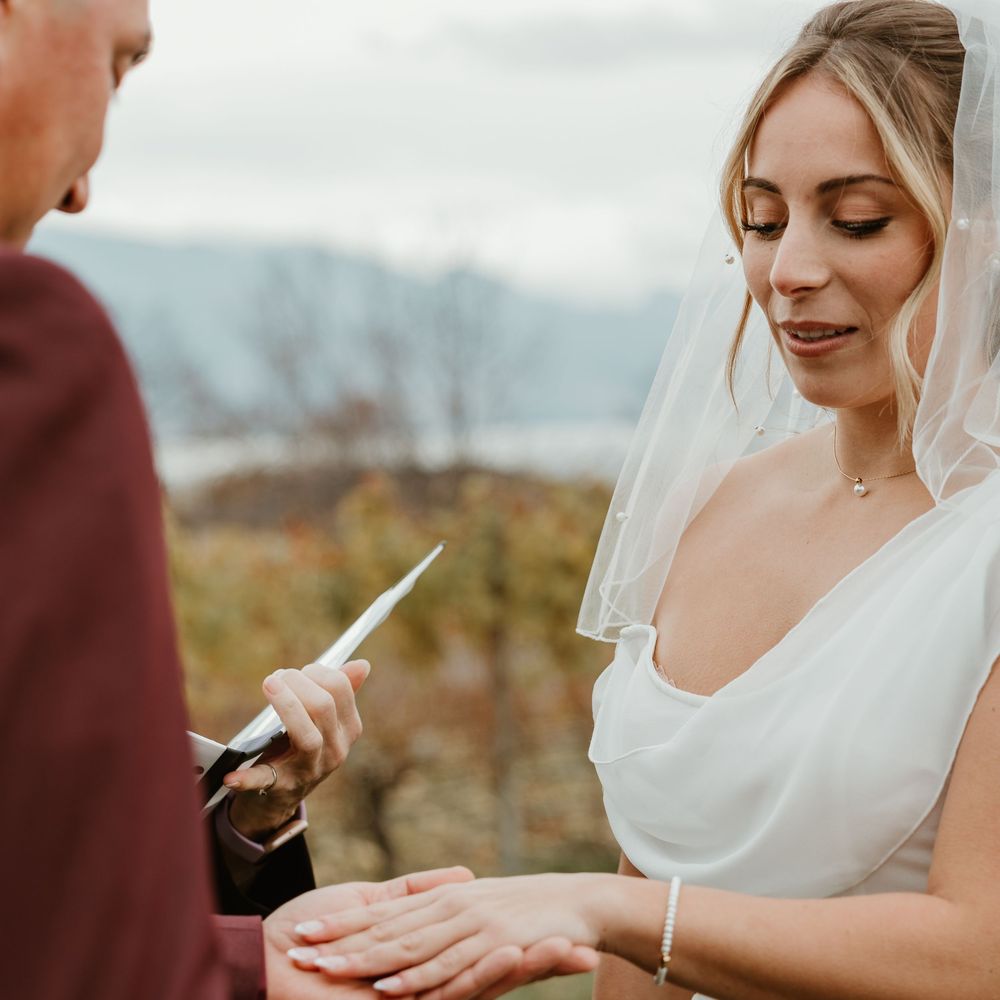 bride and groom exchanging vows and rings at kelowna bc wedding