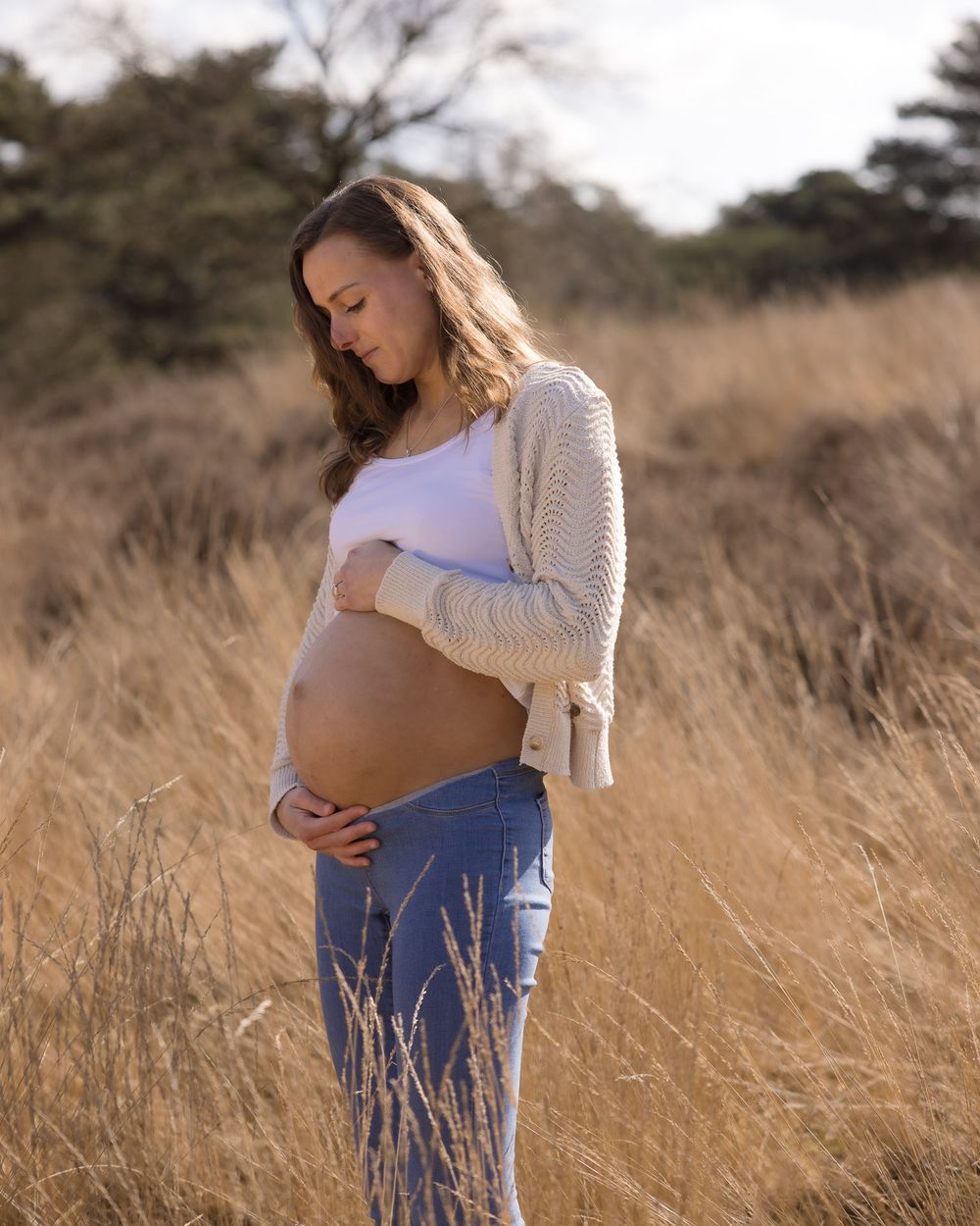 Zwangere vrouw in het hoge gras - natuurlijk licht - zwangerschapsshoot in de natuur - Sonse vennen - MaxFotos