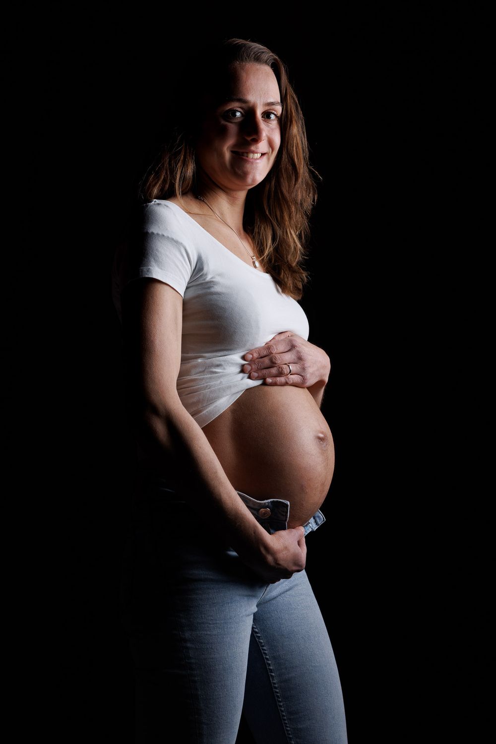 Studio fotografie van zwangere vrouw met handen op de buik met flitstechniek - Maternity fotografie - Liempde - MaxFotos