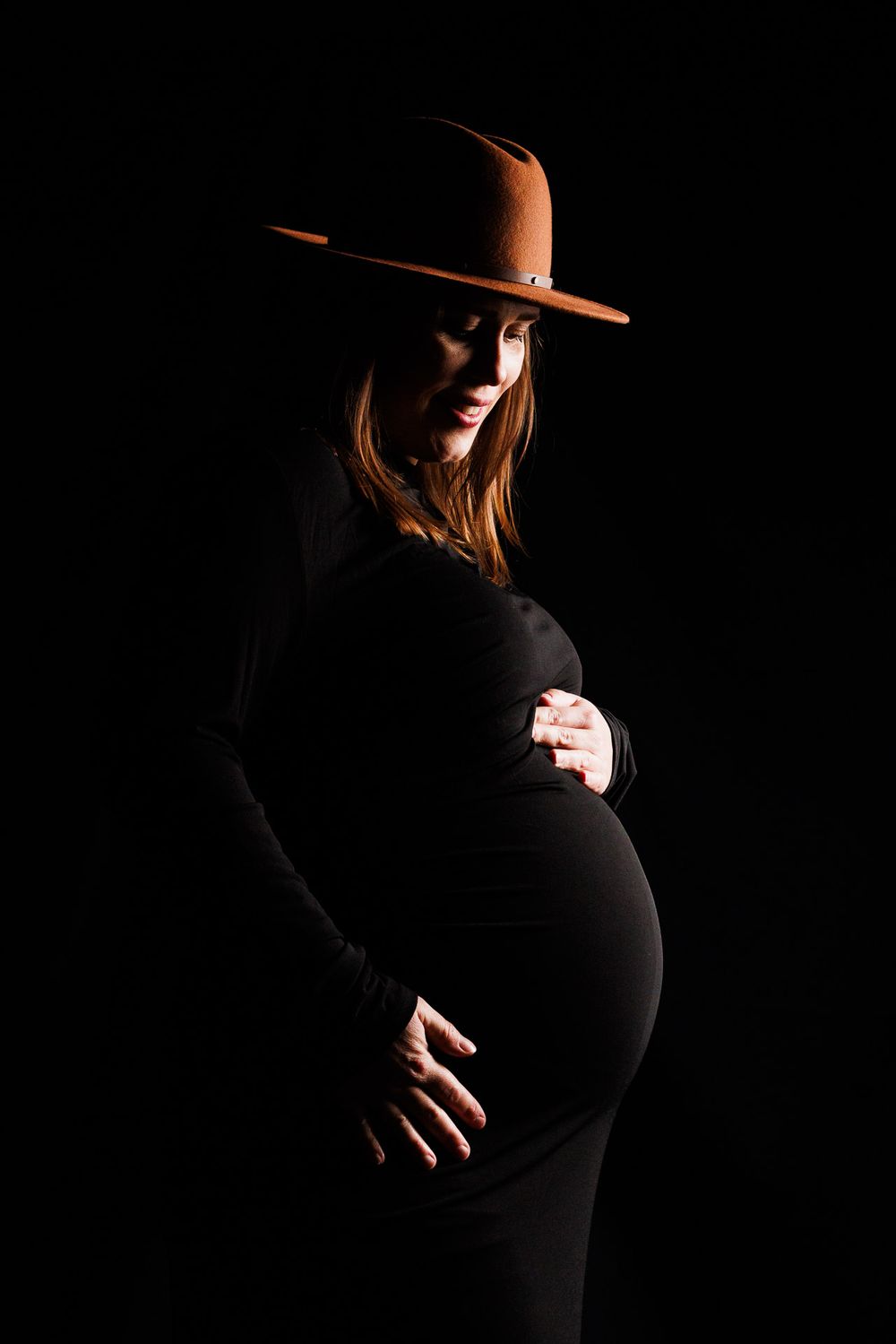 Studio fotografie zwangere vrouw met hoed met flitstechniek - maternity fotografie - Liempde - MaxFotos