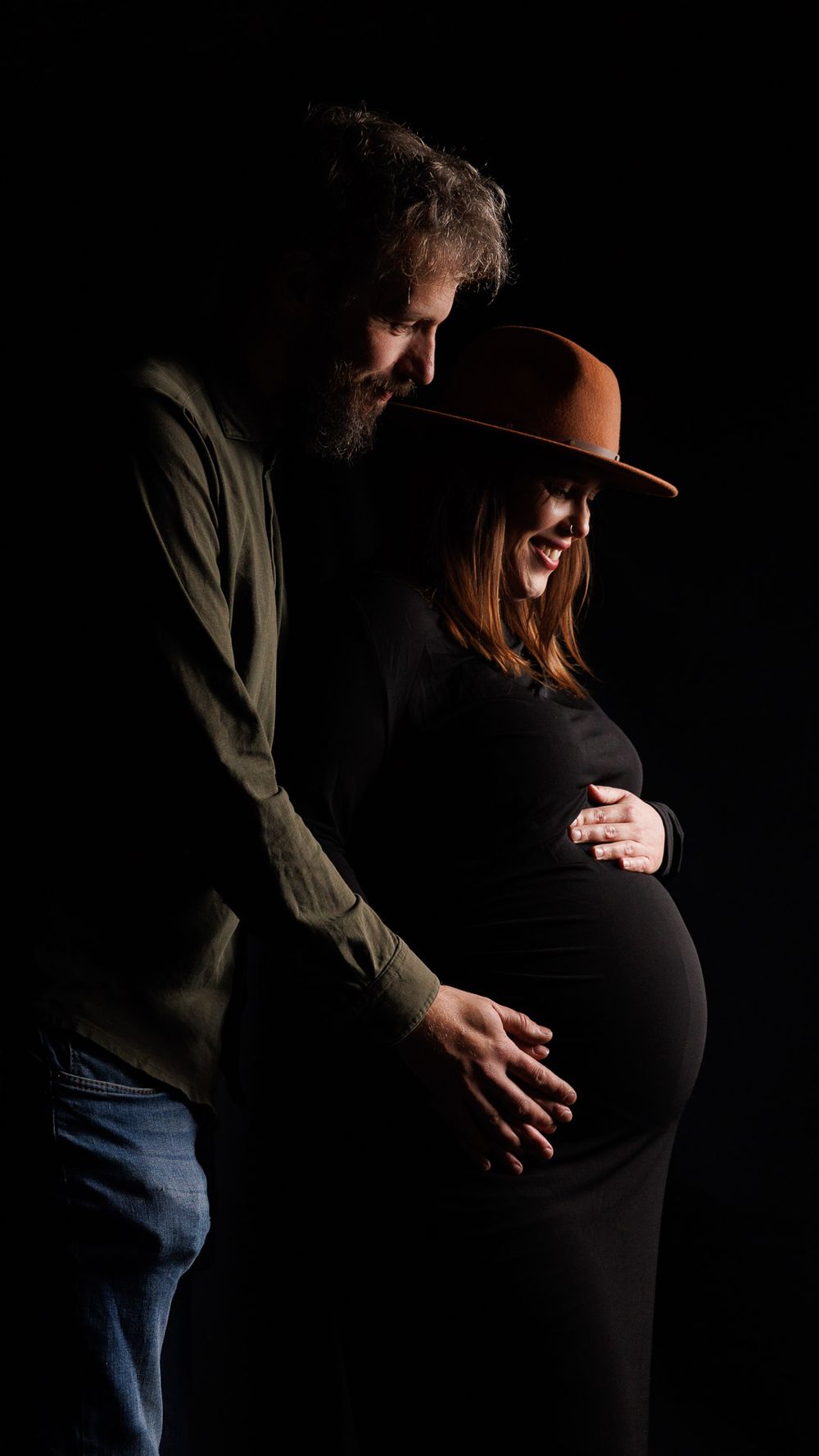 Studio fotografie maternity shoot van koppel met hoed met flitstechniek - zwangerschapsfotografie - Liempde - MaxFotos