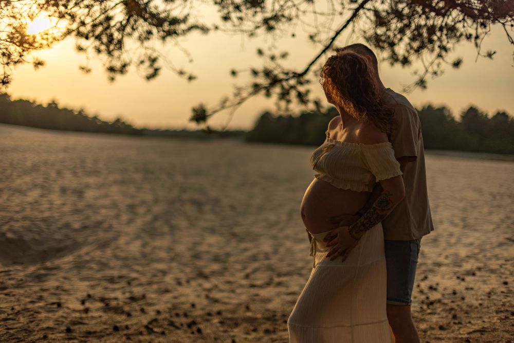 Pure tijdloze zwangerschapsshoot in de duinen tijdens de golden hour bij tegenlicht - Loonse en Drunense duinen - MaxFotos