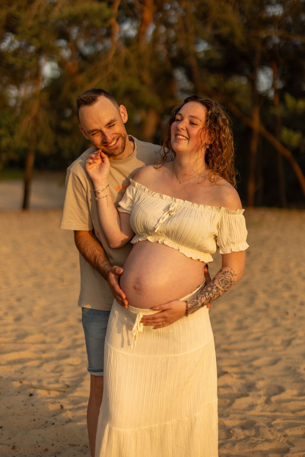 Ongedwongen lachend koppel - golden hour - zwangerschapsshoot - maternity fotografie - Loonse en Drunense duinen - MaxFotos