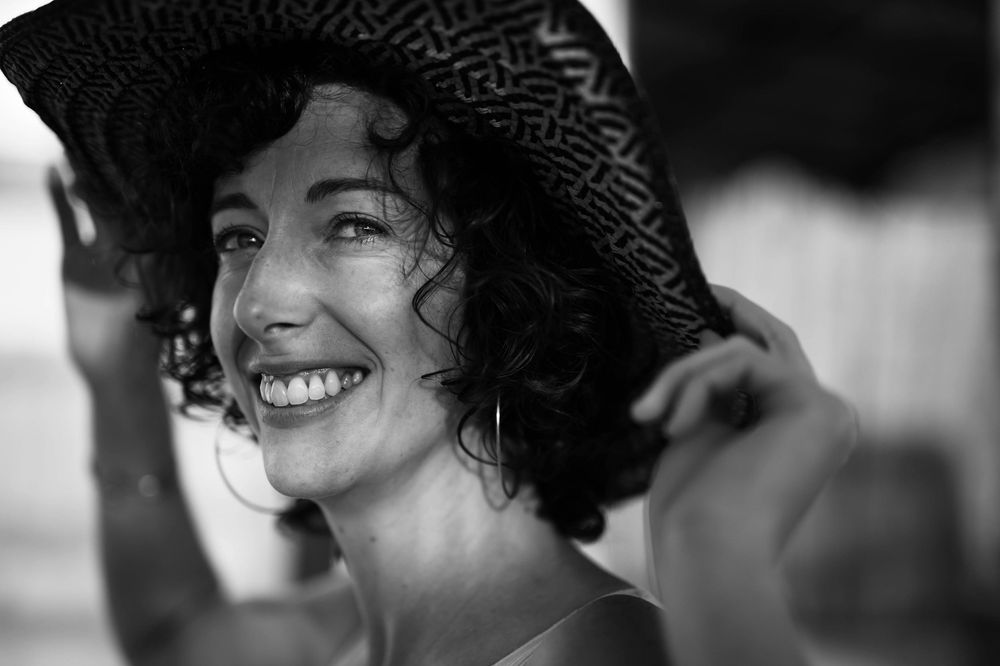 Photo de femme sourire noir et blanc dans le Gard, entre Uzès et Alès