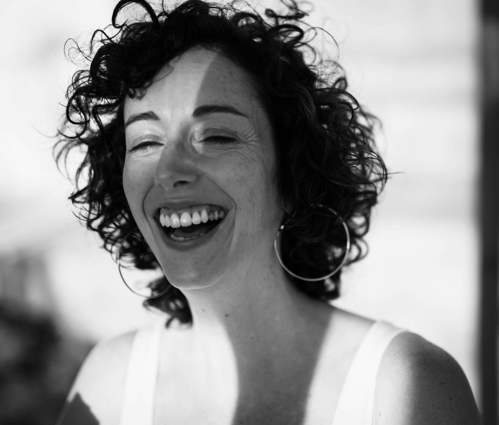 Photo de femme sourire noir et blanc dans le Gard, entre Uzès et Alès