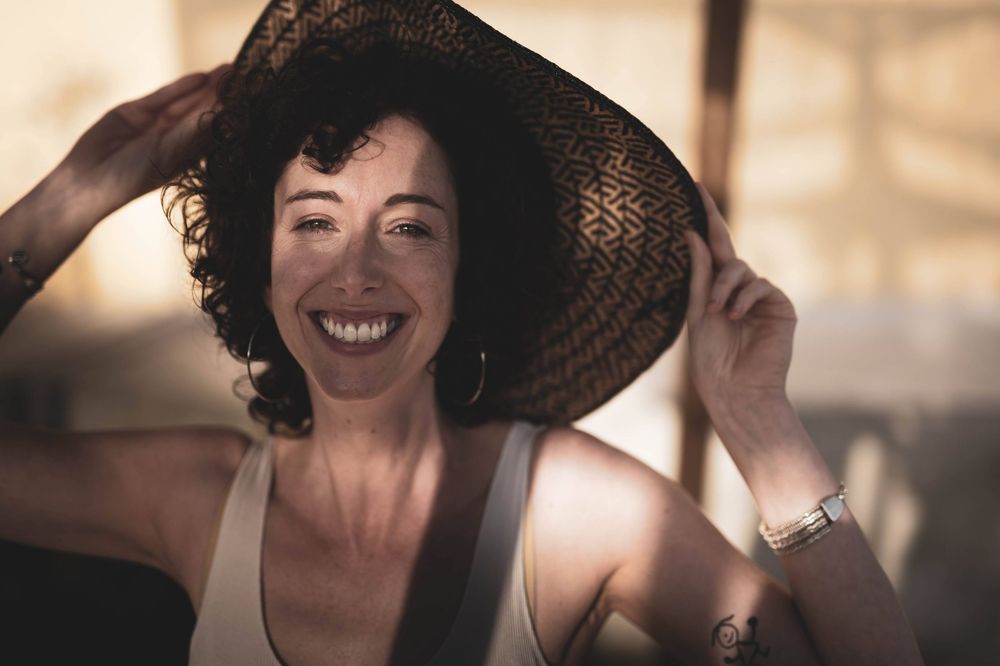Photo de femme souriante couleur dans le Gard, entre Uzès et Alès