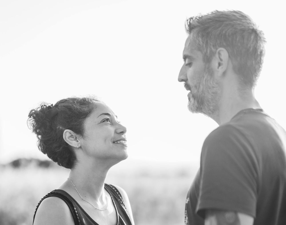 Photo de couple en noir et blanc émotion  dans le Gard, entre Uzès et Alès