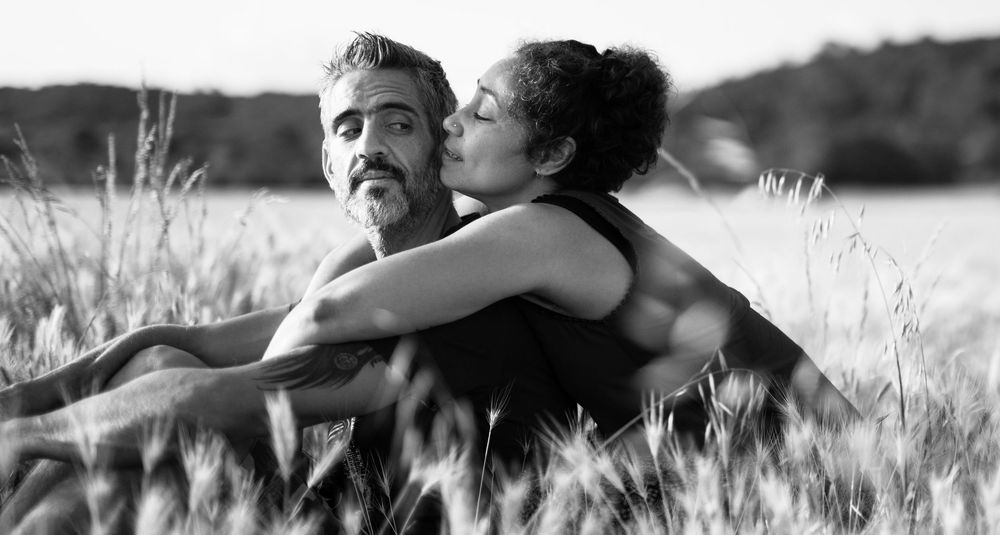 Photo de couple en noir et blanc émotion dans le Gard, entre Uzès et Alès