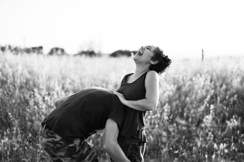 Photo de couple en noir et blanc émotion et rire dans le Gard, entre Uzès et Alès