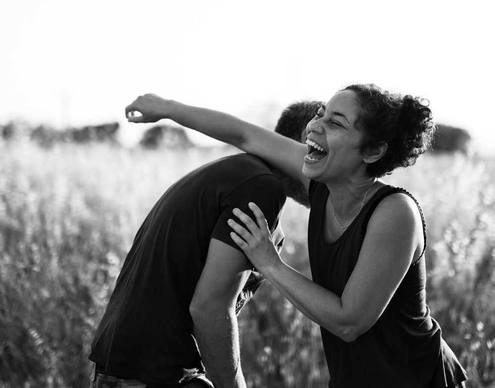 Photo de couple en noir et blanc émotion et rire dans le Gard, entre Uzès et Alès