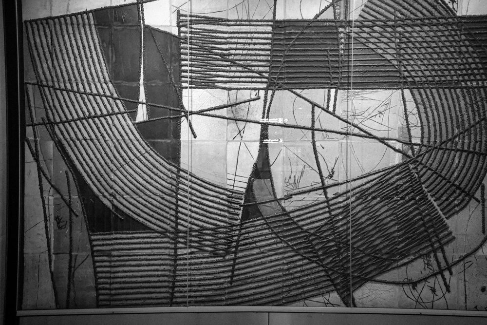 Black and white photo of a Helsinki Airport railway station concourse.