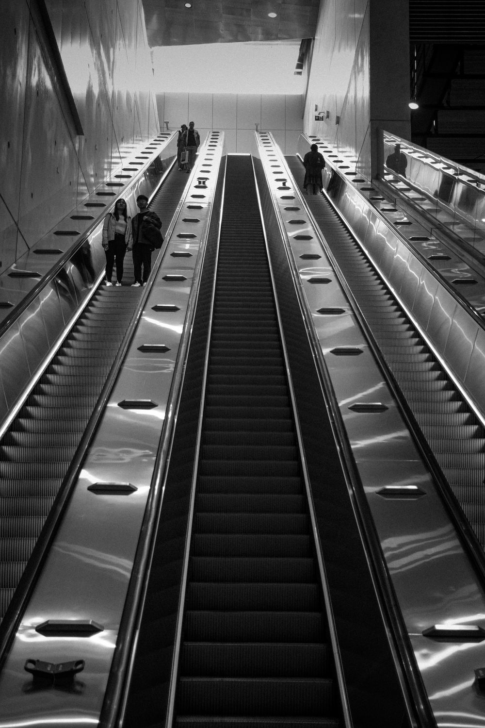 Black and white photo of a Helsinki Airport railway station concourse.