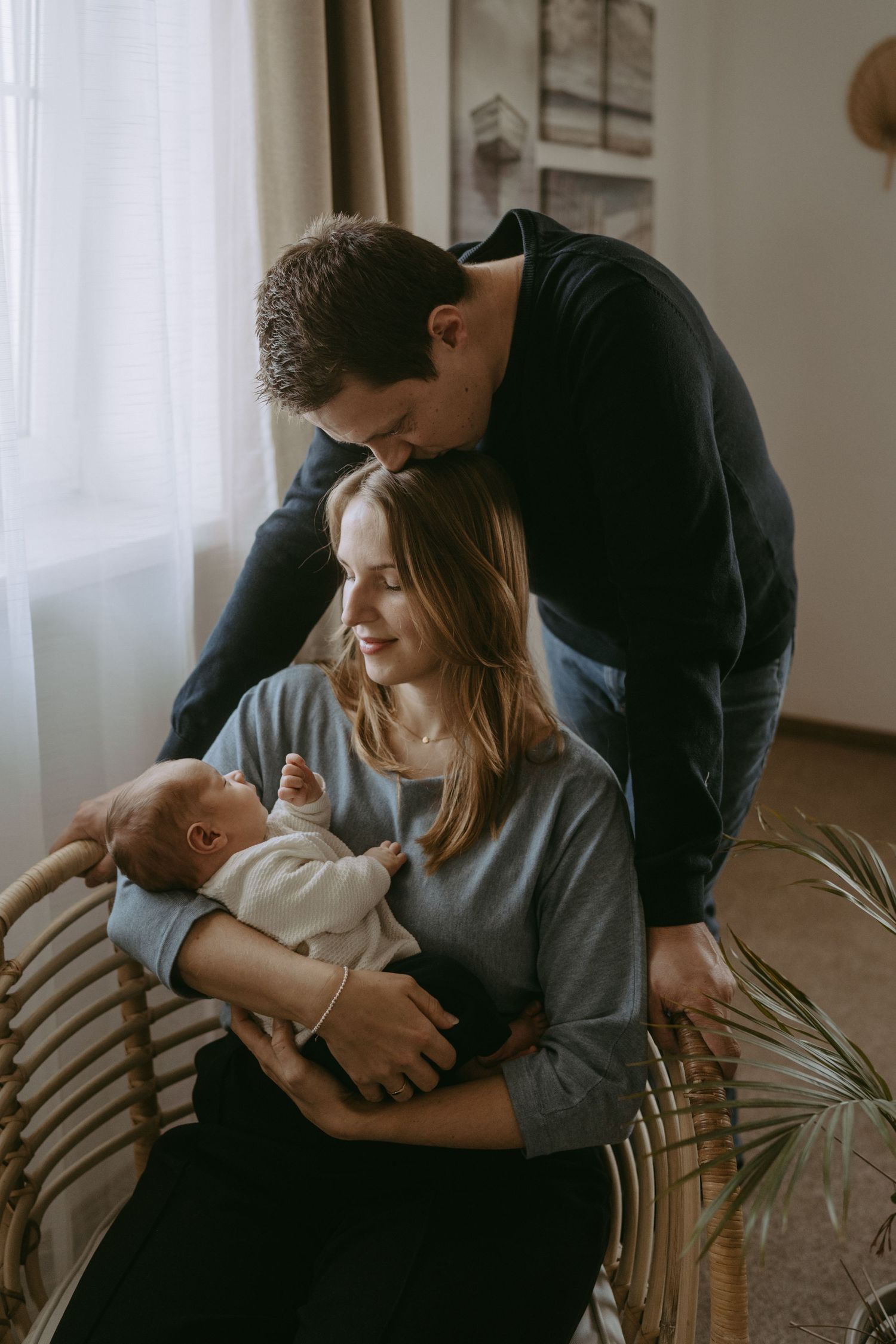 Mama und Papa mit ihrem Neugeborenen