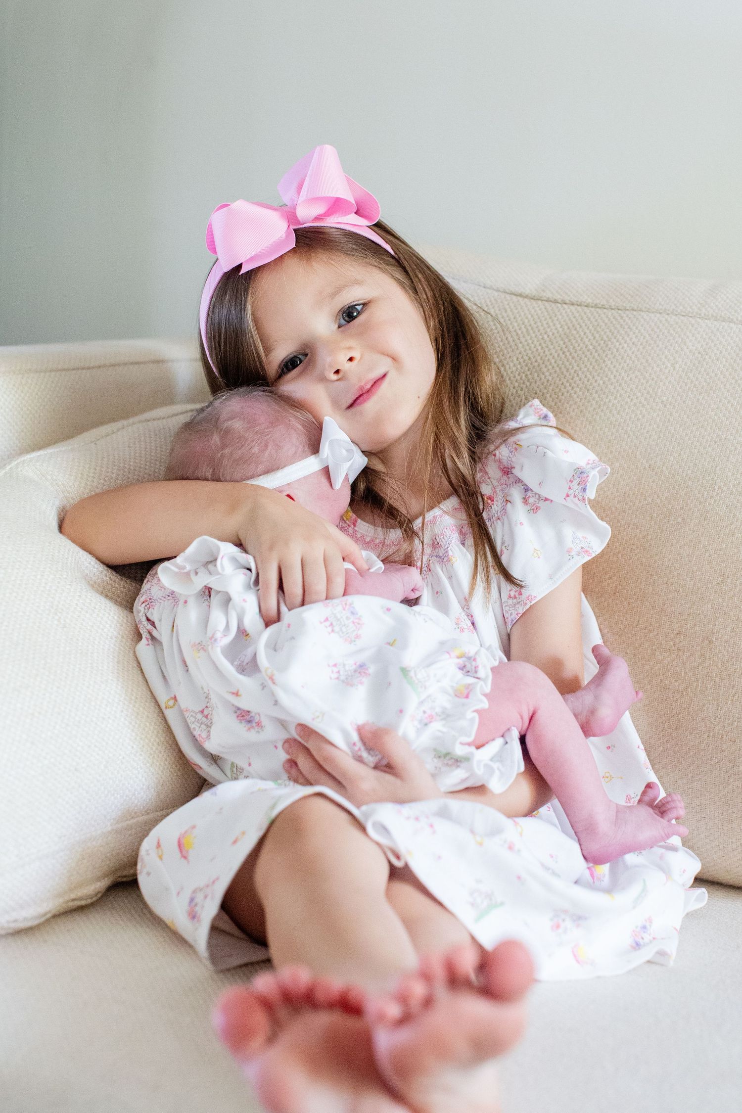 Newborn portrait. Two sisters. Guaynabo, Puerto Rico.