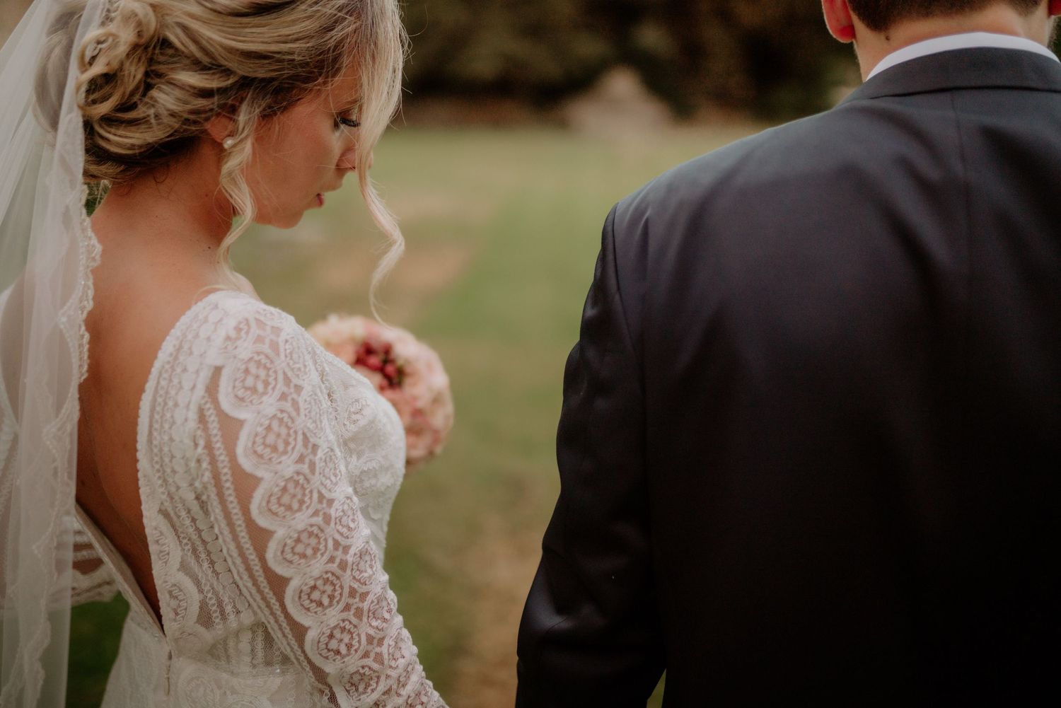 sposo e sposa mano nella mano