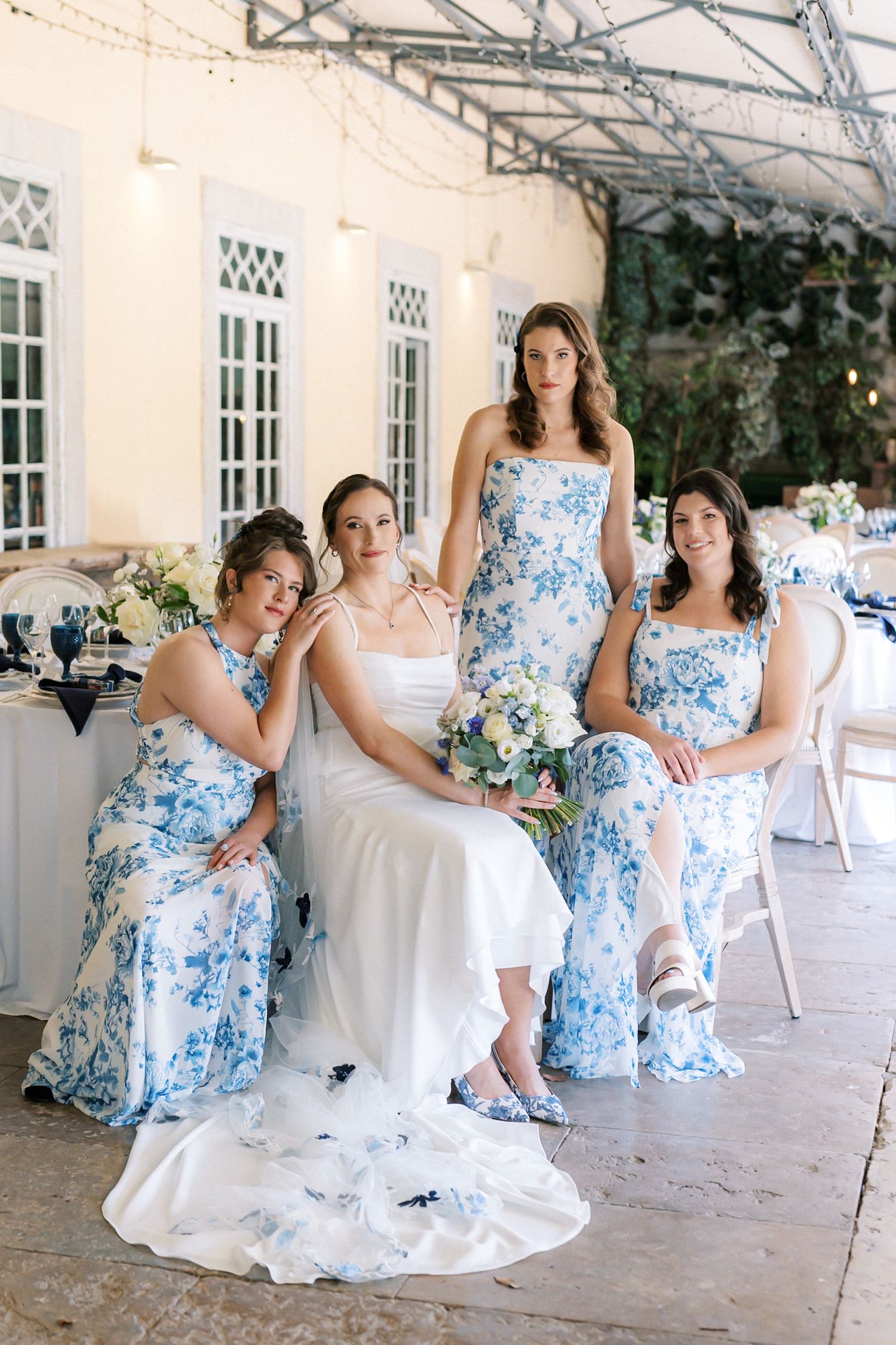 Fun bridal party photos at Quinta do Torneiro, photographed by a Lisbon wedding photographer