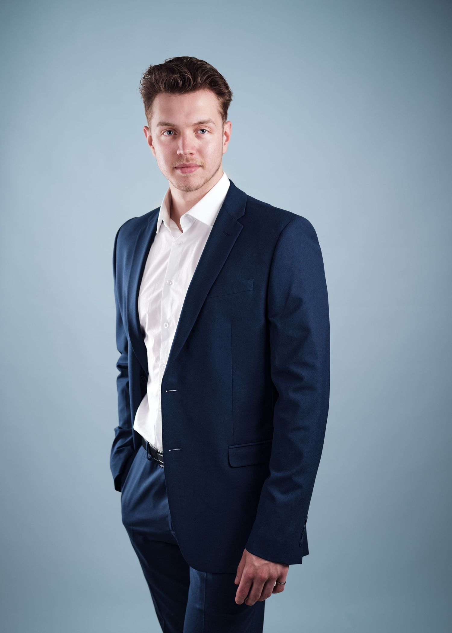 un homme d'affaire en veston bleu